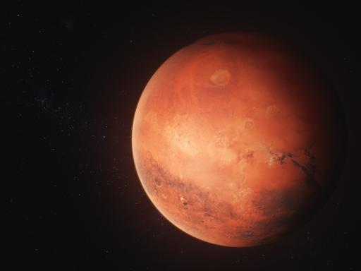 Realistische 3D-Animation des sich im dunklen Weltraum drehenden Mars. Sterne und Galaxien im Hintergrund. 