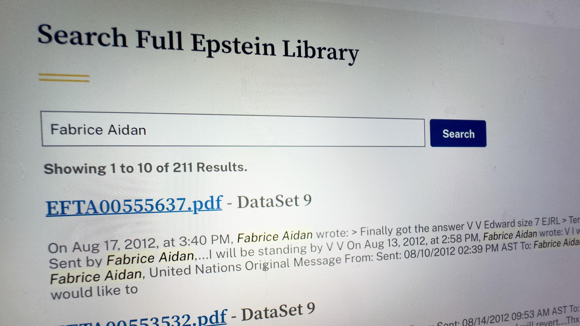 Auf einem Bildschirm ist eine Suchmaschine zum Fall Epstein zu sehen. Im Suchfeld steht der Name Fabrice Aidan.