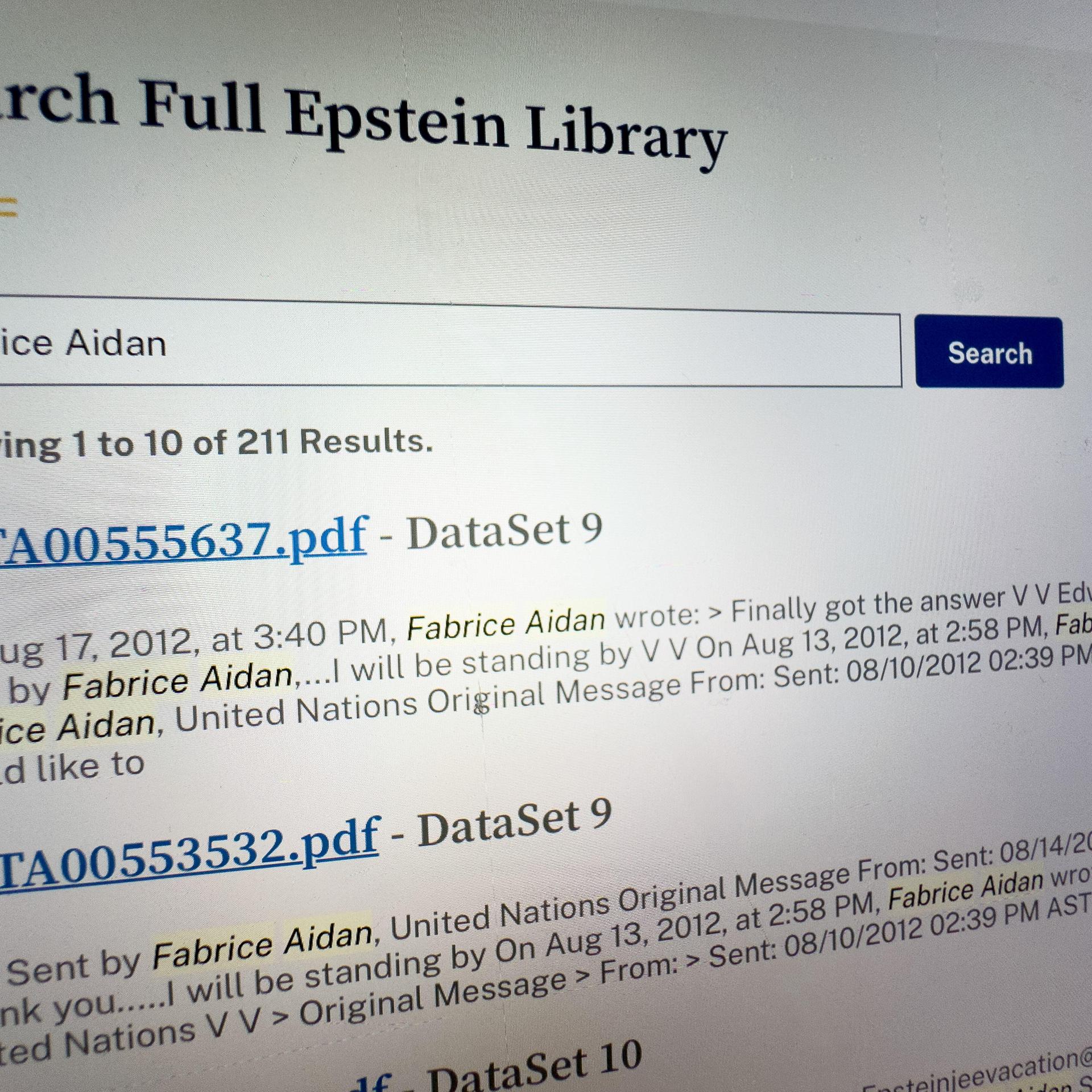 Auf einem Bildschirm ist eine Suchmaschine zum Fall Epstein zu sehen. Im Suchfeld steht der Name Fabrice Aidan.