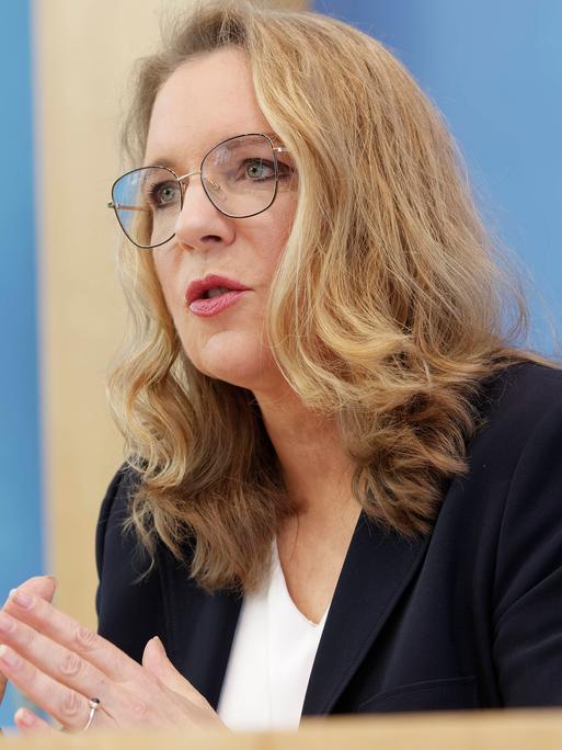 Bundespressekonferenz mit Prof. Dr. Claudia Kemfert, Leiterin der Abteilung Energie, Verkehr, Umwelt am Deutschen Institut für Wirtschaftsforschung DIW Berlin und Professorin für Energieökonomie und Nachhaltigkeit