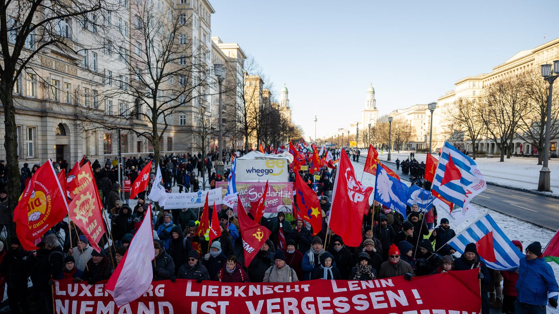 Teilnehmer halten während der Demonstration "Luxemburg-Liebknecht-Ehrung 2026" im Gedenken an die 1919 ermordeten Rosa Luxemburg und Karl Liebknecht Banner und Plakate. Teilnehmer halten während der Demonstration "Luxemburg-Liebknecht-Ehrung 2026" im Gedenken an die 1919 ermordeten Rosa Luxemburg und Karl Liebknecht Banner und Plakate.