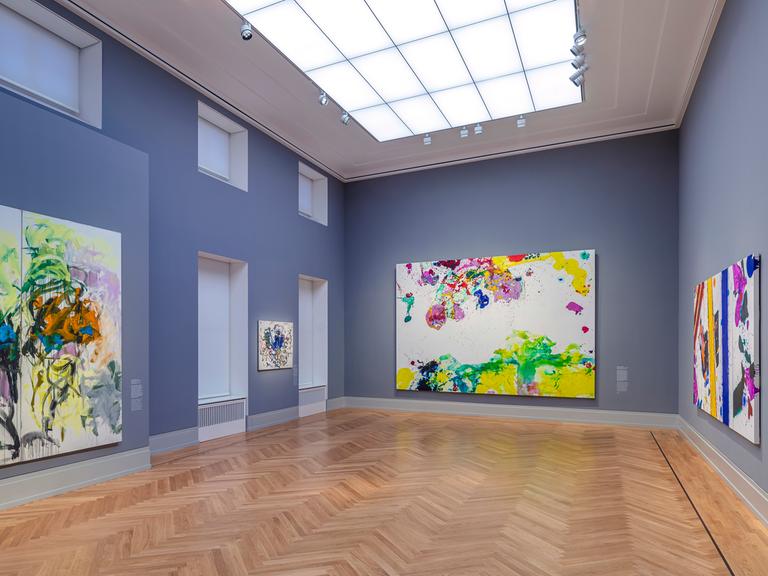 Blick in die Ausstellung: Vier abstrakte Gemälde hängen nebeneinander.
