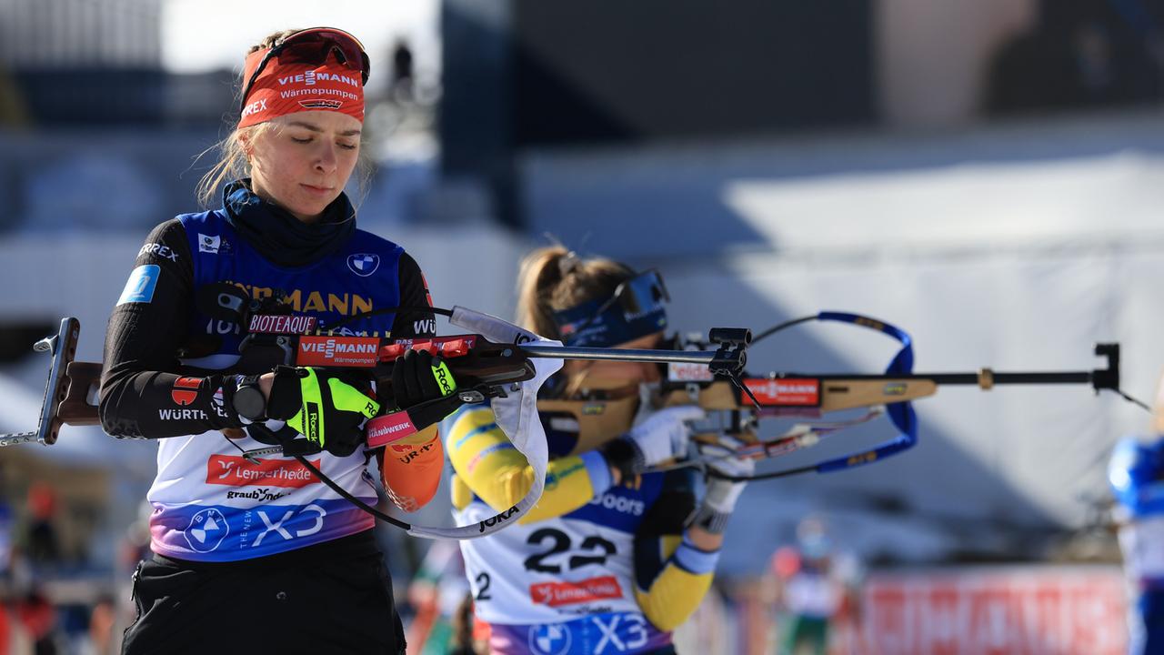Johanna Puff steht am Biathlon-Schießstand