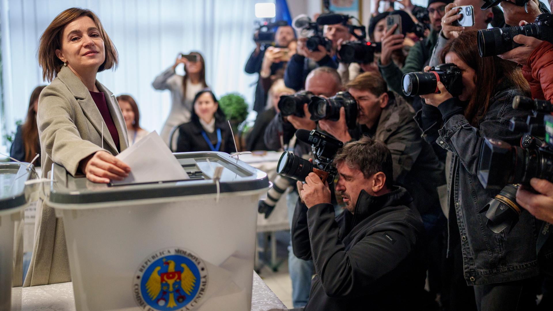 Moldaus Präsidentin Maia Sandu bei der Stimmabgabe in einem Wahllokal in der Hauptstadt Chisinau.