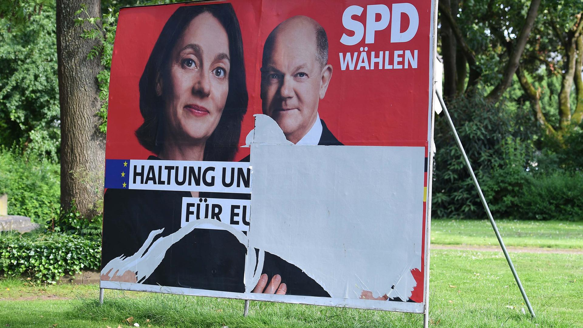 Wahlplakate zur Europawahl 2024: Ein beschädigtes Wahlplakat der SPD mit der Aufschrift: Haltung und Verstand für Europa - Katarina Barley / Olaf Scholz. 