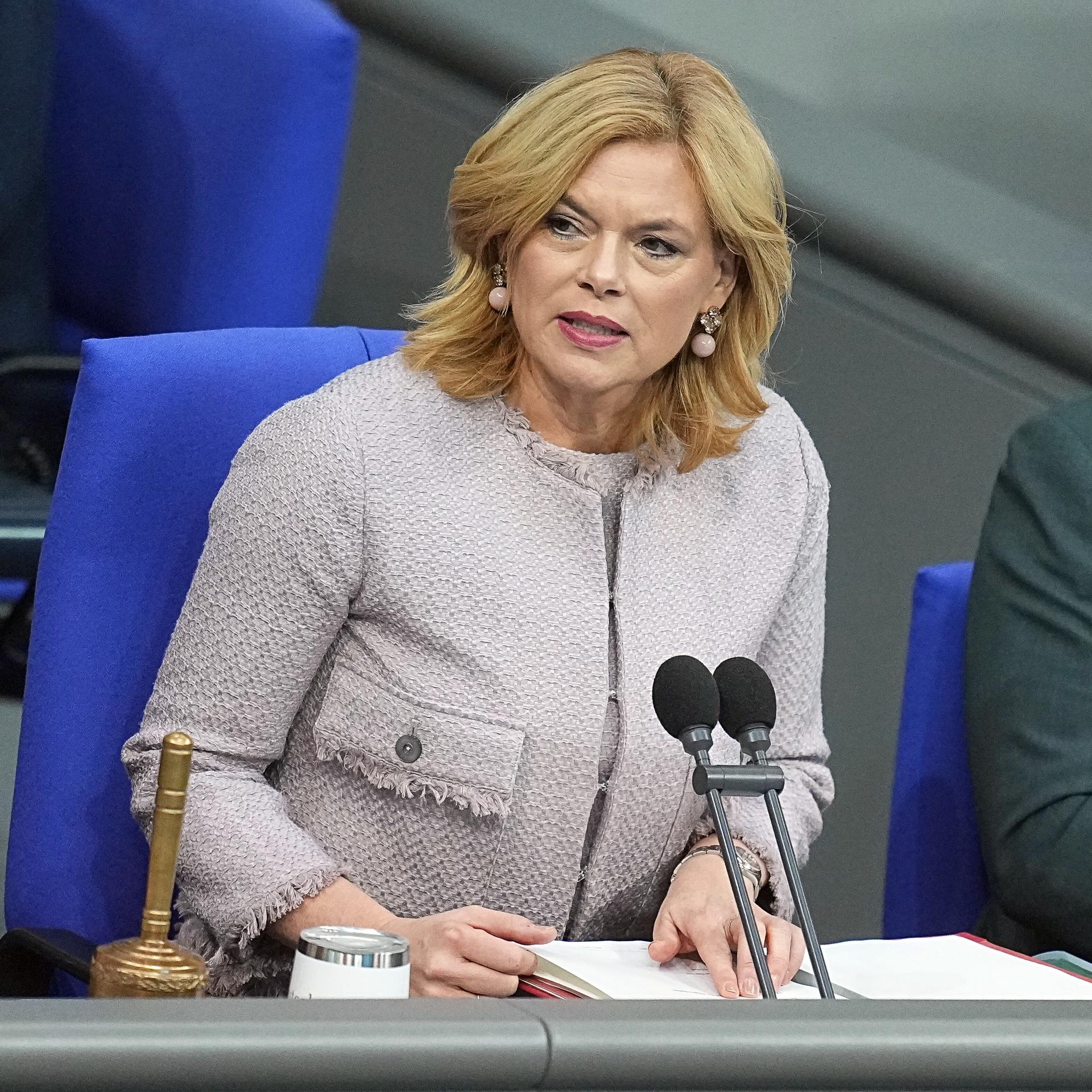 Julia Klöckner (CDU), Bundestagspräsidentin, spricht vor Beginn der Debatte zum Bundeshaushalt im Bundestag.
