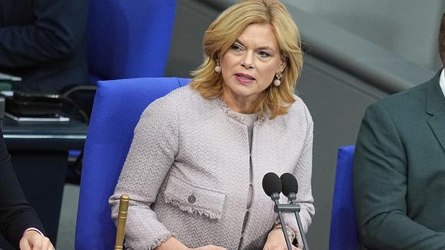 Bundestags-Präsidentin Julia Klöckner sitzt auf ihrem Platz im Bundestag. Sie spricht in ein Mikrofon.