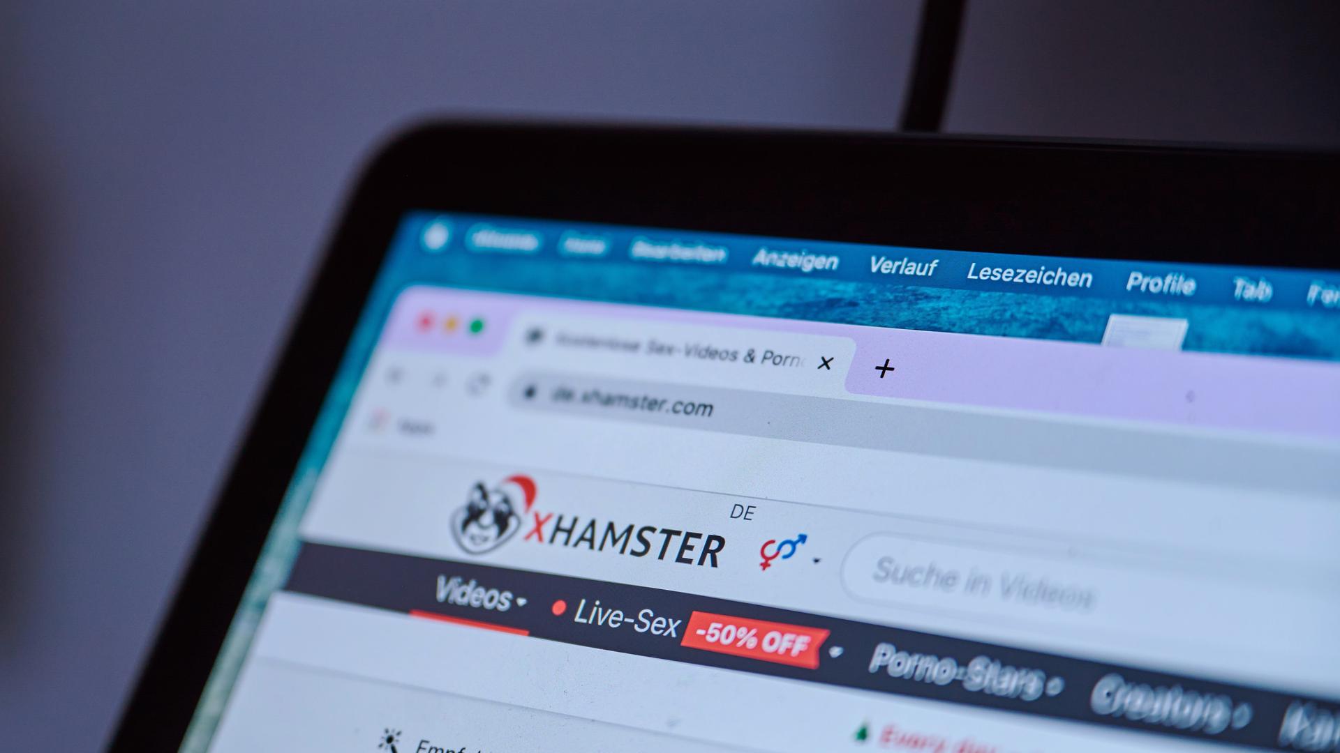 Auf einem Laptop ist in einem Browser das Pornoportal "xHamster" geöffnet.