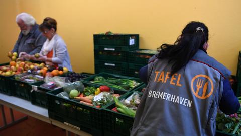 Eine Mitarbeiterin der Bremerhavener Tafel bereitet am 09.11.2017 in Bremerhaven (Bremen) Obst und Gemüse zur Verteilung vor.