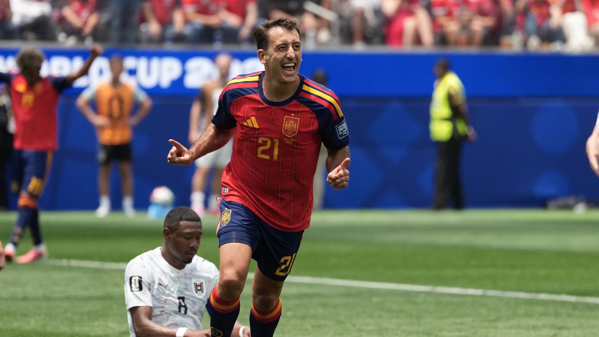 Der Spanier Mikel Oyarzabal jubelt nach dem ersten Tor seiner Mannschaft gegen Österreich. Im Hintergrund sitzt ein österreichischer Spieler. Der Spanier Mikel Oyarzabal jubelt nach dem ersten Tor seiner Mannschaft gegen Österreich. Im Hintergrund sitzt ein österreichischer Spieler.