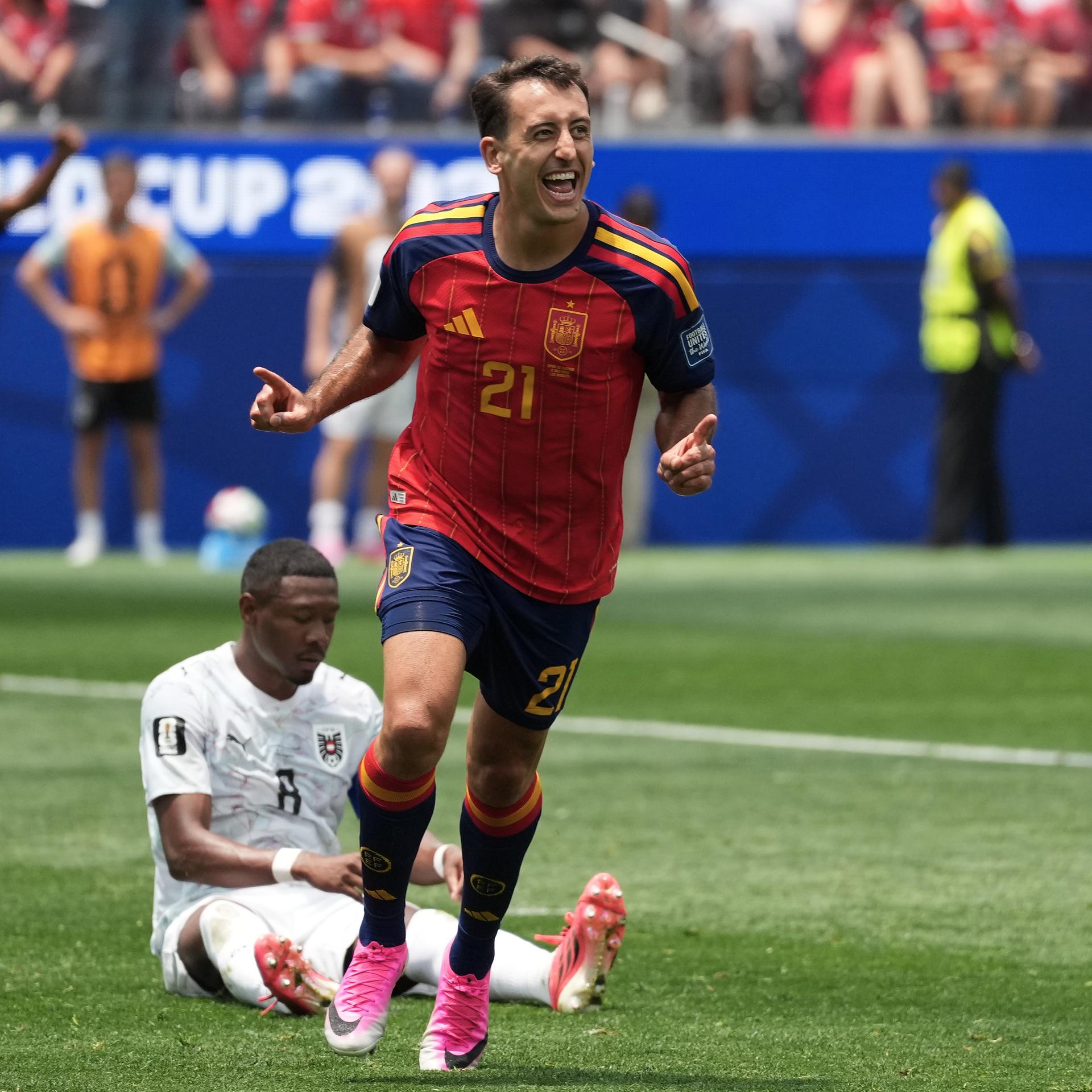 Der Spanier Mikel Oyarzabal jubelt nach dem ersten Tor seiner Mannschaft gegen Österreich. Im Hintergrund sitzt ein österreichischer Spieler.