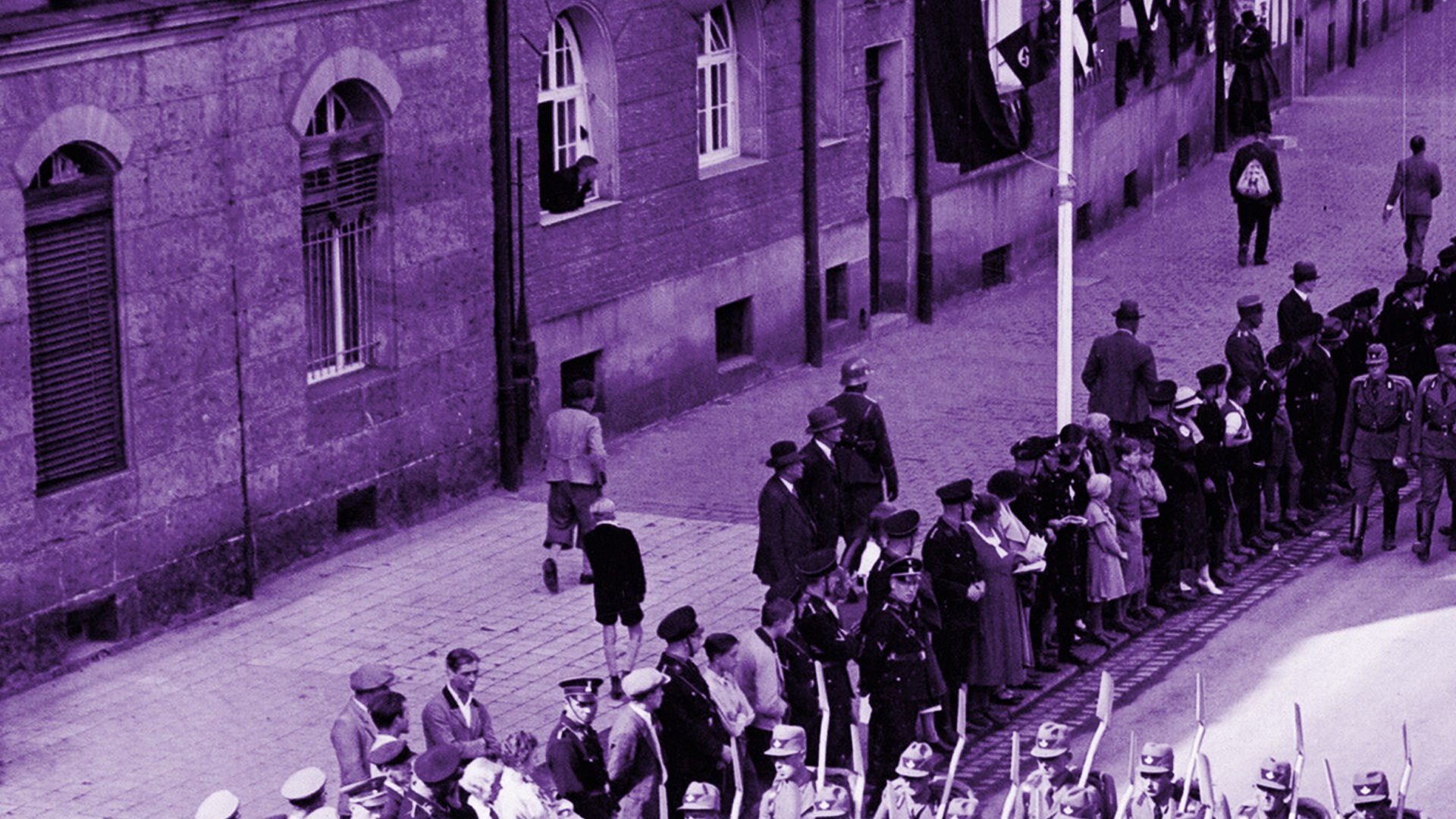 Deutschland 1935: Aufmarsch des Arbeitsdienstes in Nürnberg beim Reichsparteitag auf dem Zeppelinfeld. Die Fotografie ist violett eingefärbt.