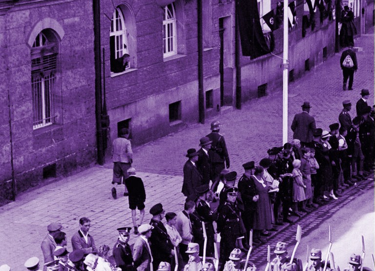 Deutschland 1935: Aufmarsch des Arbeitsdienstes in Nürnberg beim Reichsparteitag auf dem Zeppelinfeld. Die Fotografie ist violett eingefärbt.