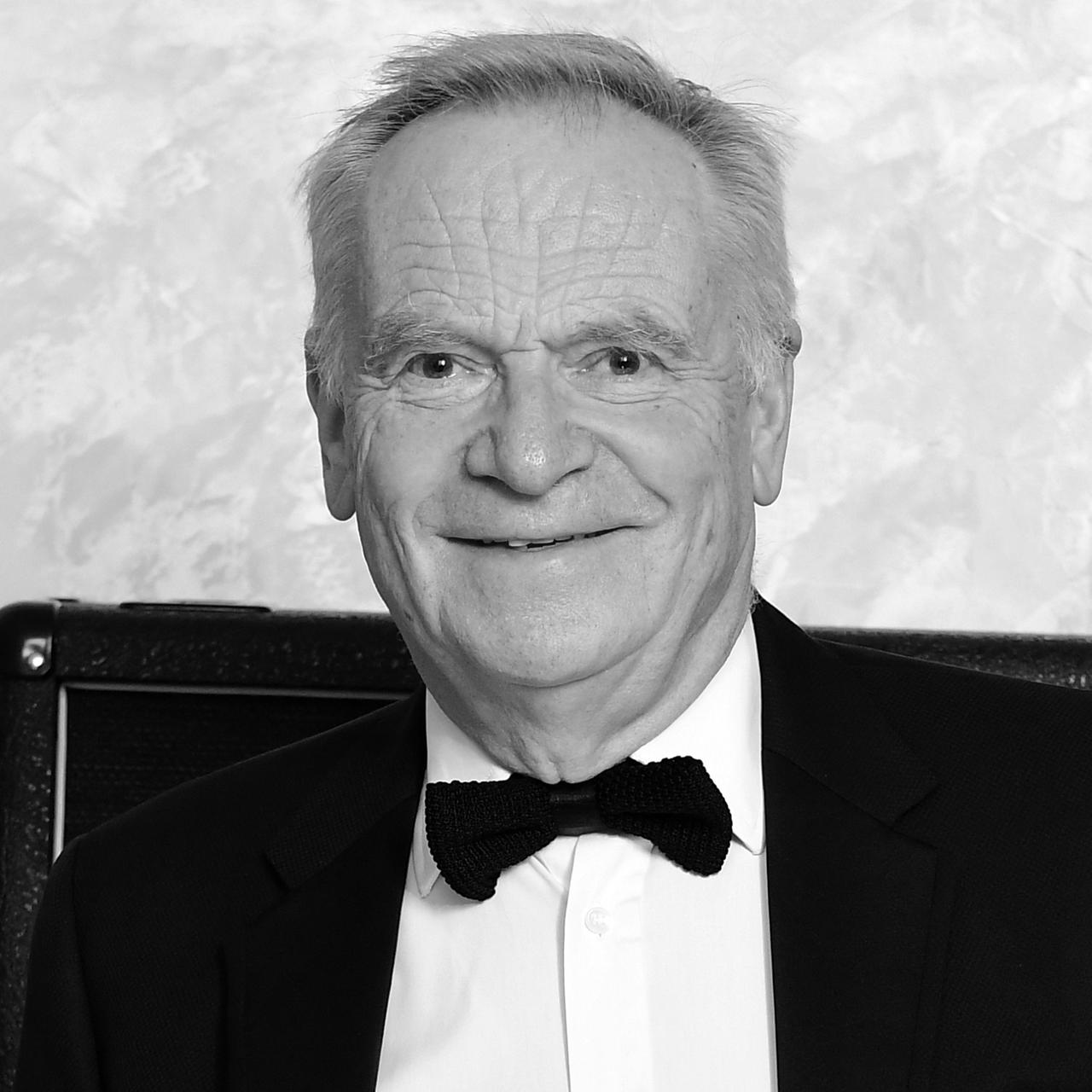 Großbritannien, London: Der britische Autor Jeffrey Archer kommt zur The Hard Rock Pinktober Gala im Jahr 2017 und lächelt. 
