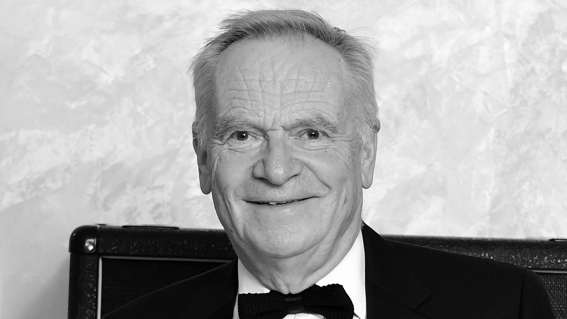 Großbritannien, London: Der britische Autor Jeffrey Archer kommt zur The Hard Rock Pinktober Gala im Jahr 2017 und lächelt. 
