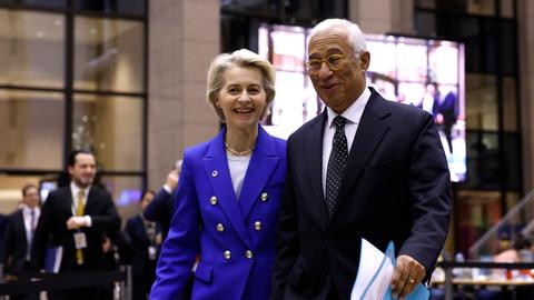 Brüssel: Die Präsidentin der Europäischen Kommission, Ursula von der Leyen, und der Präsident des Europäischen Rates, Costa, gehen durch den Presseraum.