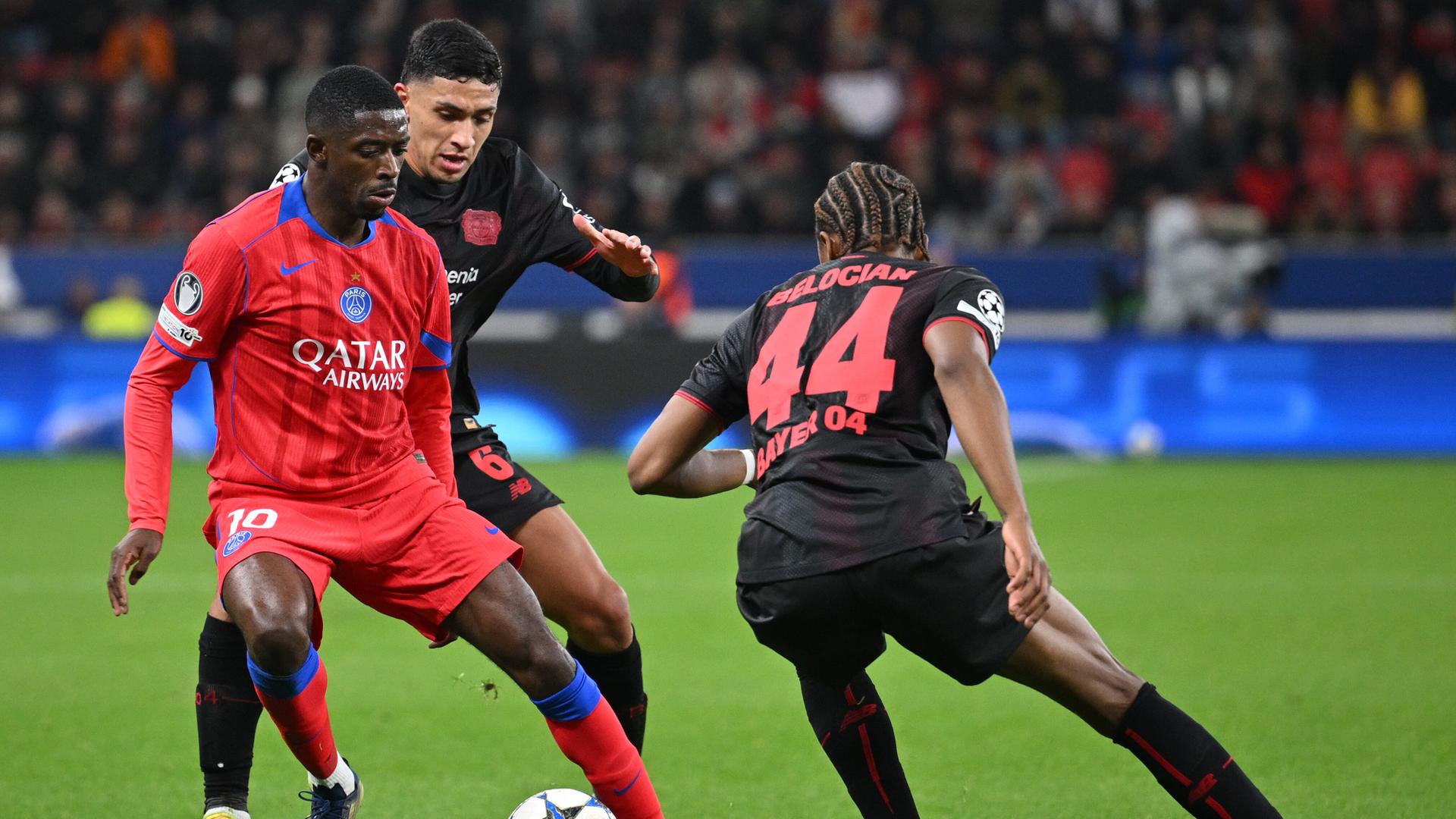 Paris St. Germains Ousmane Dembele (l-r), Leverkusens Ezequiel Fernandez und Leverkusens Jeanuel Belocian. Paris St. Germains Ousmane Dembele (l-r), Leverkusens Ezequiel Fernandez und Leverkusens Jeanuel Belocian.