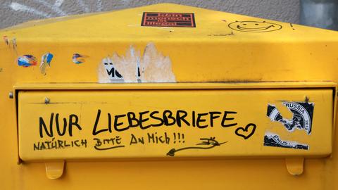 "Nur Liebesbriefe! Natürlich bitte an mich" lautet die erwartungsvolle Aufschrift auf einem gelben Briefkasten der Post, 2019 