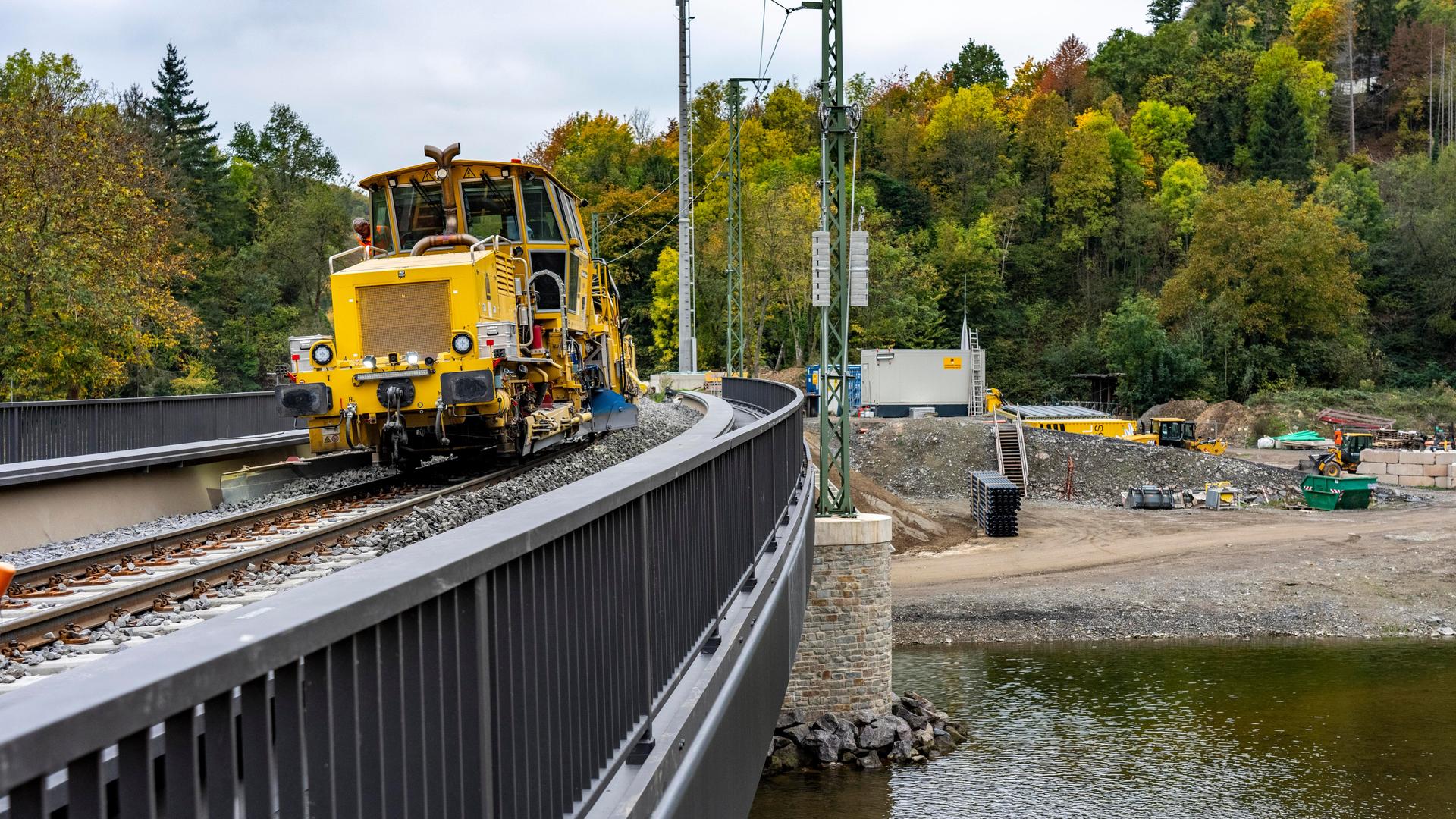 Das Foto zeigt einen Bauzug bei Arbeiten an der Eisenbahnbrücke bei Altenahr. Das Foto zeigt einen Bauzug bei Arbeiten an der Eisenbahnbrücke bei Altenahr.