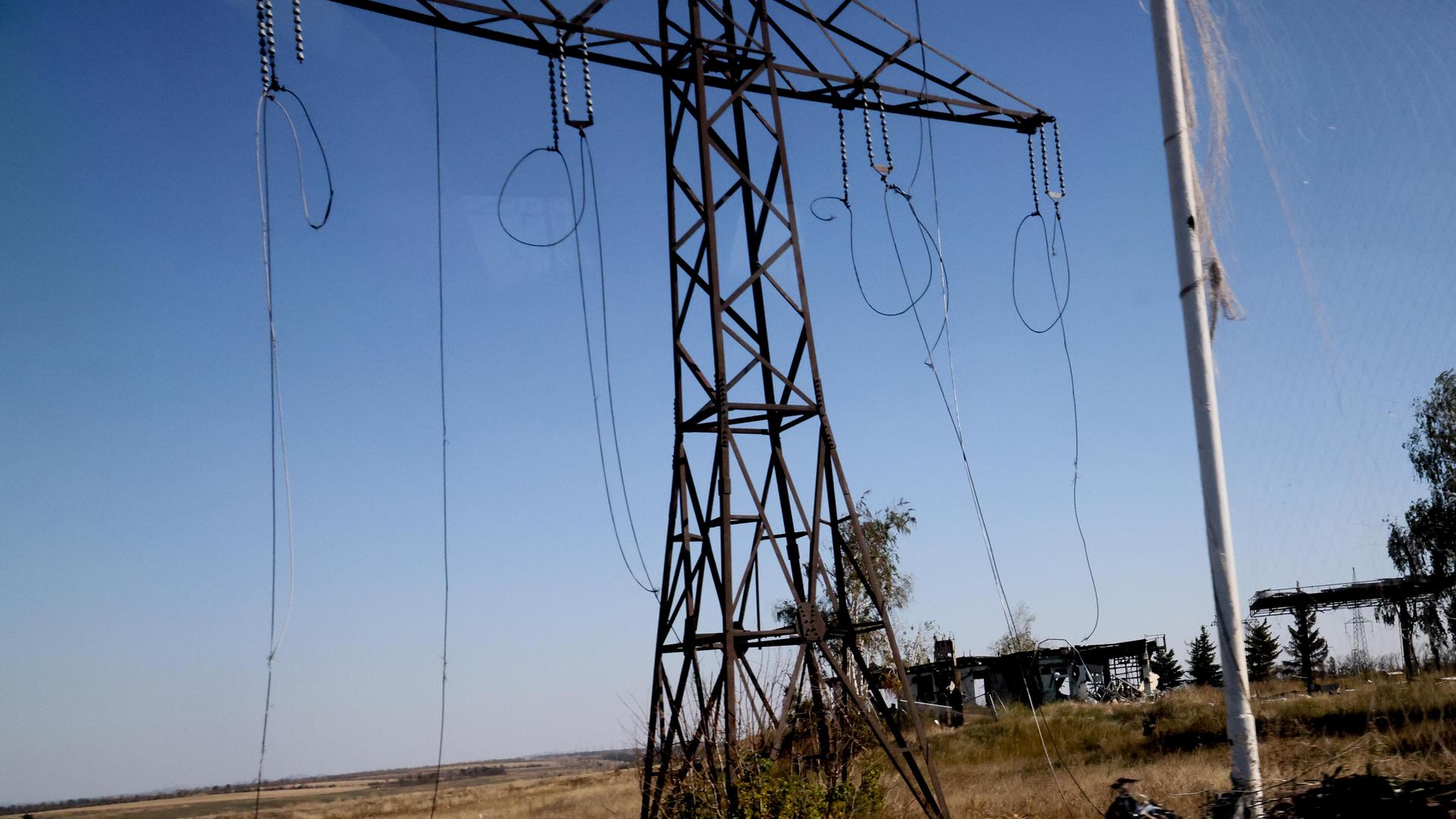 In der ukrainischen Region Donezk wurden Stromleitungen durch russische Angriffe beschädigt oder komplett zerstört. 