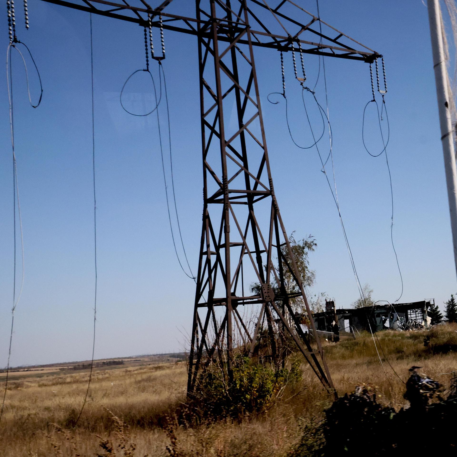 In der ukrainischen Region Donezk wurden Stromleitungen durch russische Angriffe beschädigt oder komplett zerstört. 