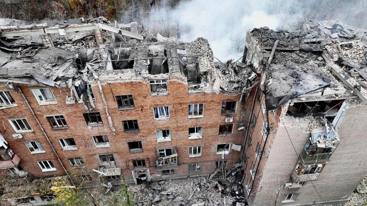 Ein durch einen russischen Angriff zerstörtes Apartment-Gebäude in der ukrainischen Stadt Kryvyi Rih