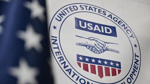 Logo von USAID zeigt zwei Hände, die ineinander greifen.