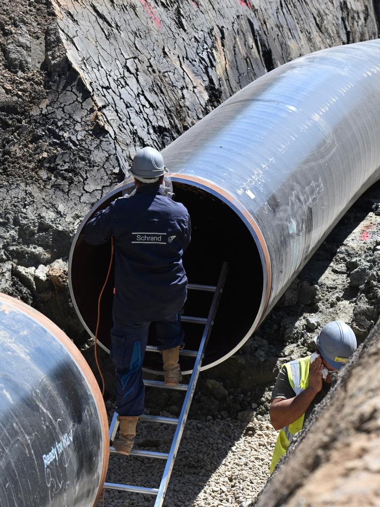 Auf einer Baustelle werden Rohre verlegt.