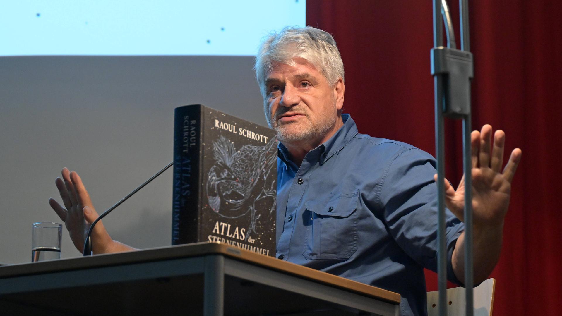 Literaturwissenschaftler, Komparatist und Schriftsteller Raoul Schrott während seiner Lesung 2025 im Rahmen der Kulturinititive Literaturschiff