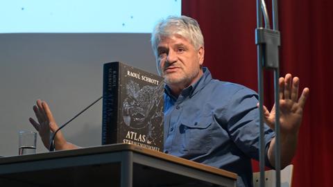 Literaturwissenschaftler, Komparatist und Schriftsteller Raoul Schrott während seiner Lesung 2025 im Rahmen der Kulturinititive Literaturschiff