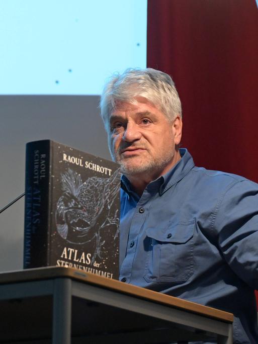 Literaturwissenschaftler, Komparatist und Schriftsteller Raoul Schrott während seiner Lesung 2025 im Rahmen der Kulturinititive Literaturschiff