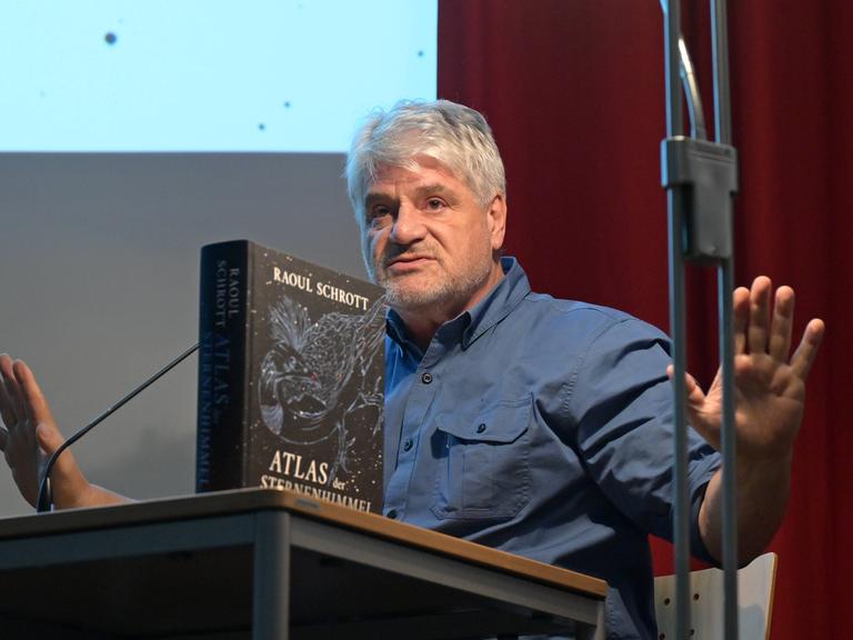 Literaturwissenschaftler, Komparatist und Schriftsteller Raoul Schrott während seiner Lesung 2025 im Rahmen der Kulturinititive Literaturschiff