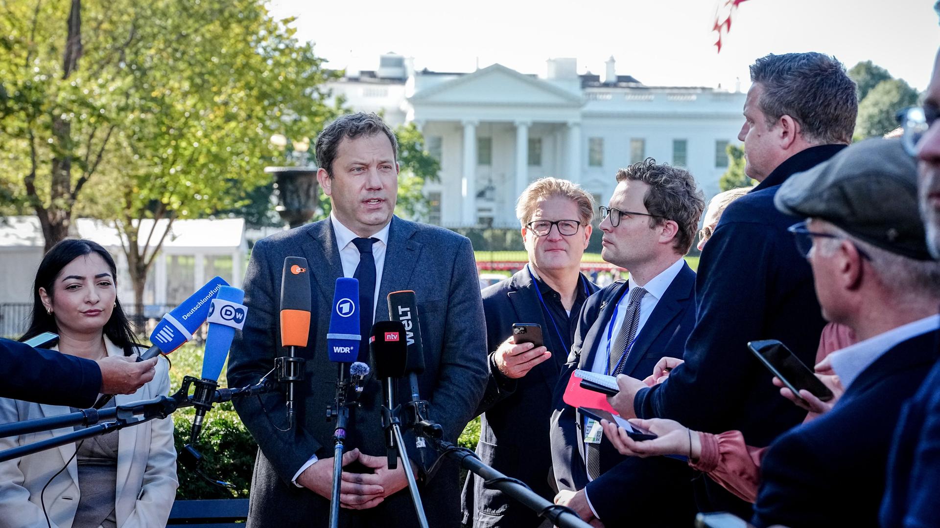 Lars Klingbeil (SPD) und Reem Alabali Radovan (SPD) geben am Rande des Treffens der Finanzminister und Zentralbankchefs der G20-Staaten in der Nähe des Weißen Hauses eine Pressekonferenz. Lars Klingbeil (SPD) und Reem Alabali Radovan (SPD) geben am Rande des Treffens der Finanzminister und Zentralbankchefs der G20-Staaten in der Nähe des Weißen Hauses eine Pressekonferenz.