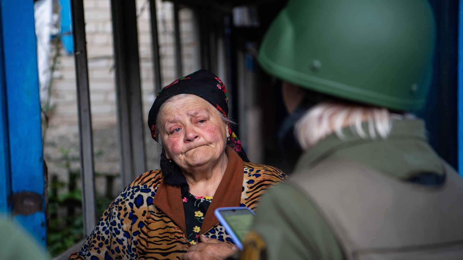 Im Oblast Donezk in der Ukraine versucht eine Soldatin erfolglos eine Frau davon zu überzeugen, ihr Haus zu verlassen. Wegen des schweren Beschusses der russischen Armee und der anhaltenden Kämpf wächst die Gefahr.