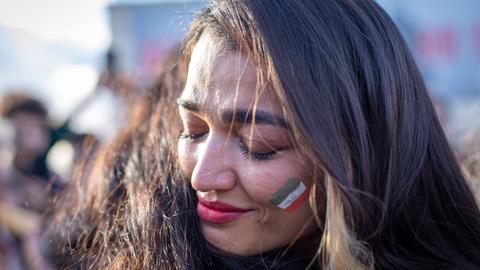 Eine weinende iranische Frau bei einer Demonstration in Istanbul am 2. Oktober 2022.