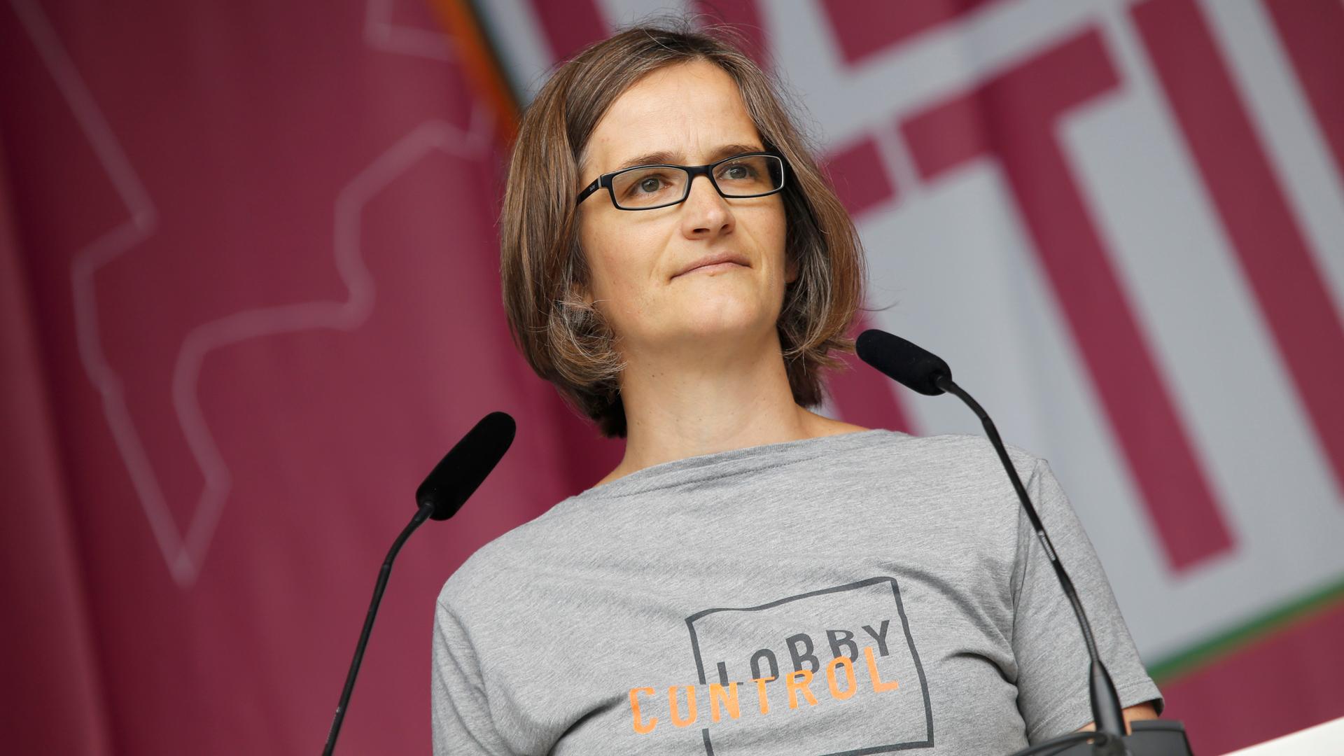 Porträt von Imke Dierßen in einem Shirt mit der Aufschrift "LobbyControl".