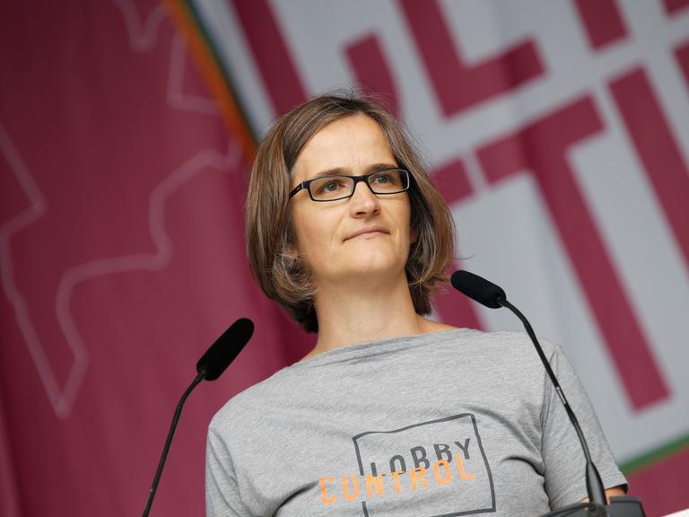 Porträt von Imke Dierßen in einem Shirt mit der Aufschrift "LobbyControl".