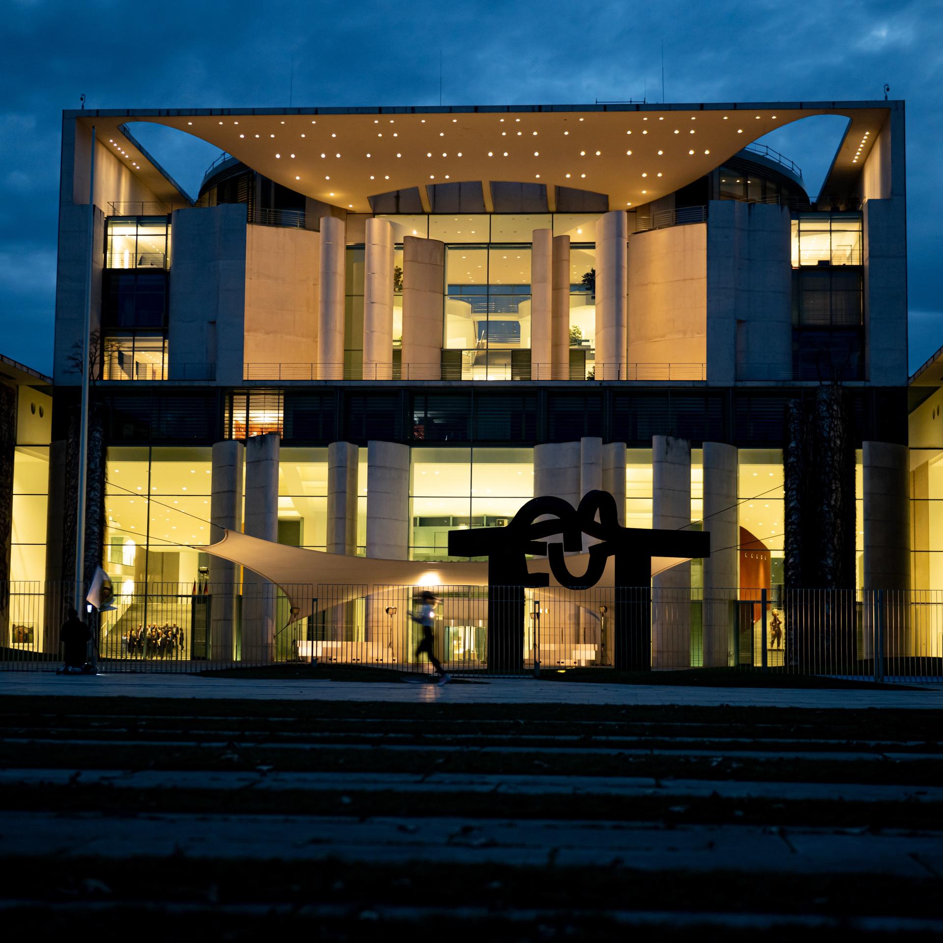 Das Kanzleramt bei Nacht während des Koalitionsausschusses.