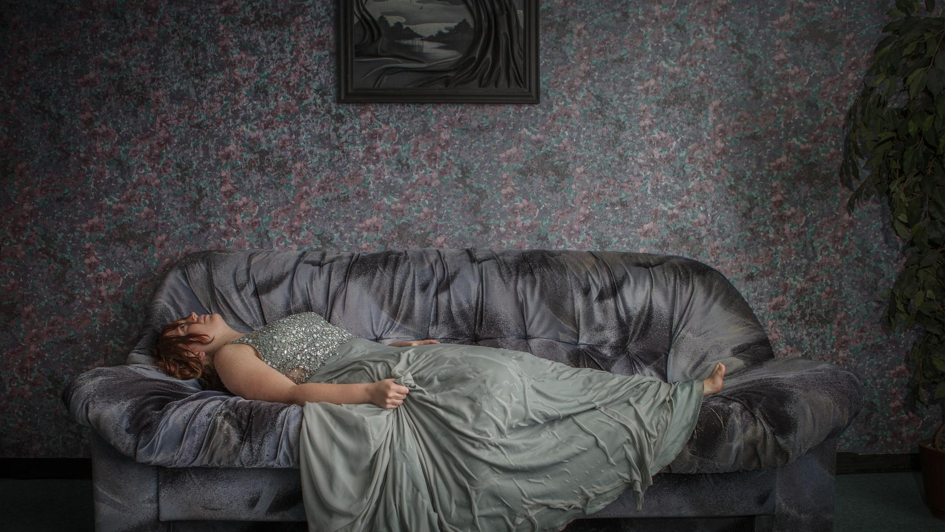 Szenenbild aus "Die Ruhe" mit Elise de Leede. Eine Produktion der Performancegruppe SIGNA zusammen mit dem Schauspielhaus Hamburg. 