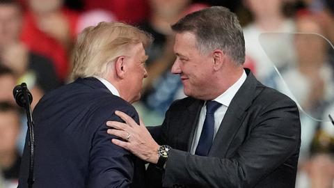 US-Präsident Donald Trump begrüßt Gernot Döllner, Vorstandsvorsitzender der Audi AG, bei einer Wahlkampfveranstaltung im Guardian Centers of Georgia. Döllner lächelt.