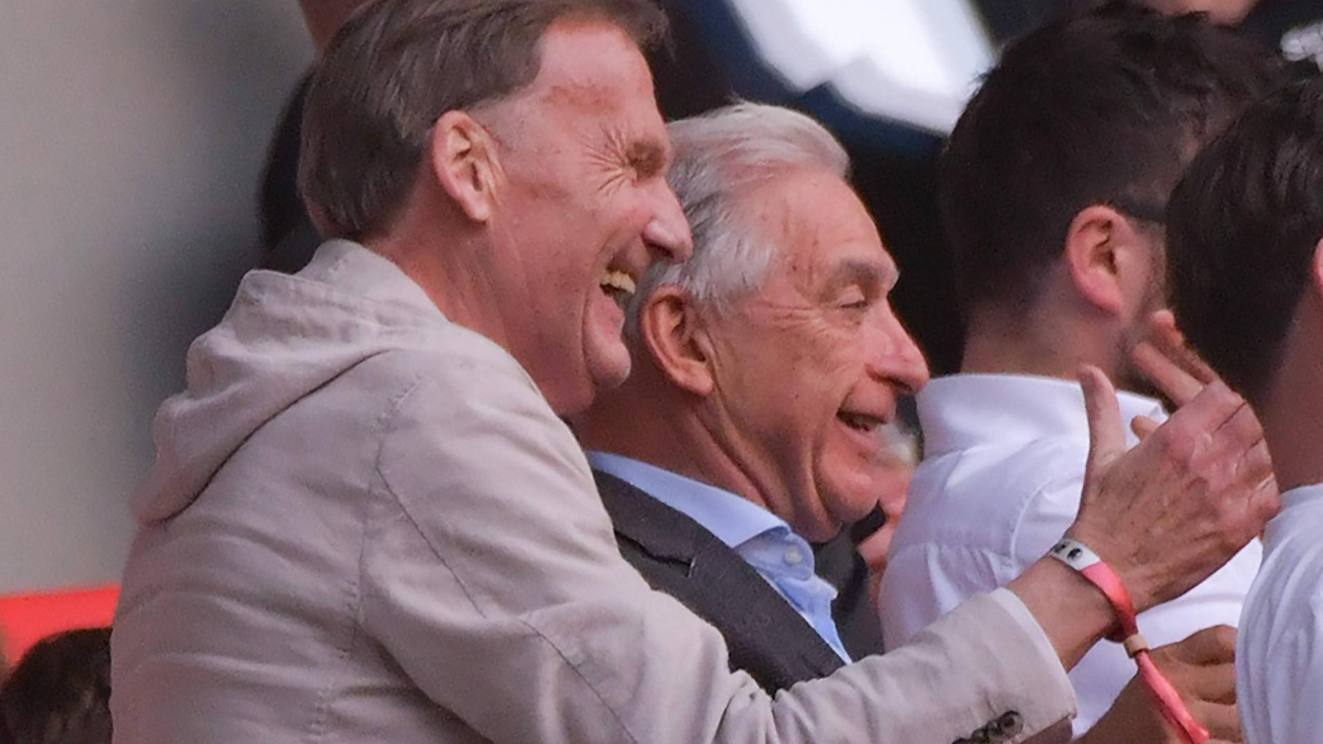 BVB-Geschäftsführer Hans-Joachim Watzke und Präsident Reinhold Lunow gut gelaunt auf der Tribüne.