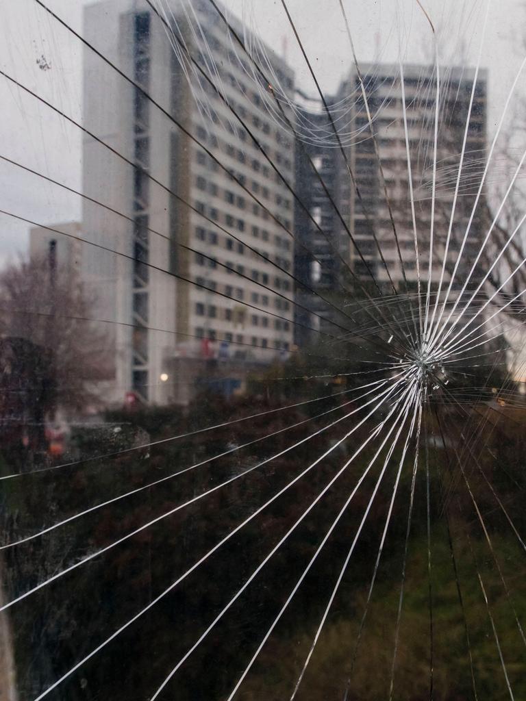 Durch eine Scheibe ist ein Hochhaus in der französischen Vorstadt Nanterre. Die Scheibe ist gesprungen. In Nanterre begannen die Proteste gegen Polizeigewalt nach tödlichen Schüssen auf den 17-Jährigen Nahel.