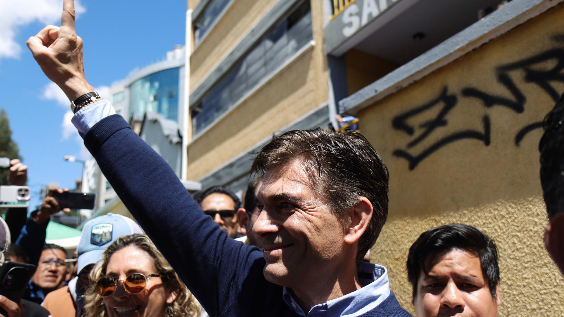 Der bolivianische christdemokratische Präsidentschaftskandidat Rodrigo Paz begrüßt Unterstützer und hebt dabei einen Arm in die Höhe. Der bolivianische christdemokratische Präsidentschaftskandidat Rodrigo Paz begrüßt Unterstützer und hebt dabei einen Arm in die Höhe.