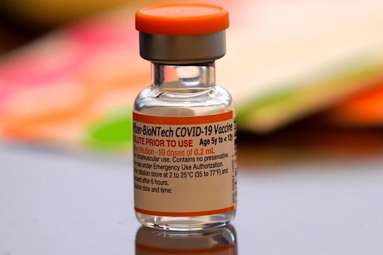 Eine Ampulle des Impfstoffs gegen COVID-19 von Pfizer-BioNTech für Kinder im Alter von 5 bis 11 Jahren steht zum Gebrauch bereit. 