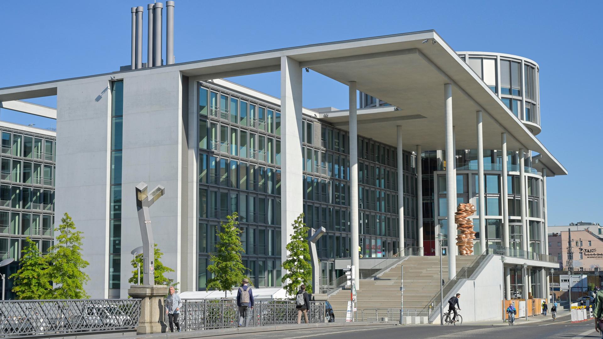 Blick auf das Marie-Elisabeth-Lüders-Haus in der Luisenstraße in Berlin Blick auf das Marie-Elisabeth-Lüders-Haus in der Luisenstraße in Berlin