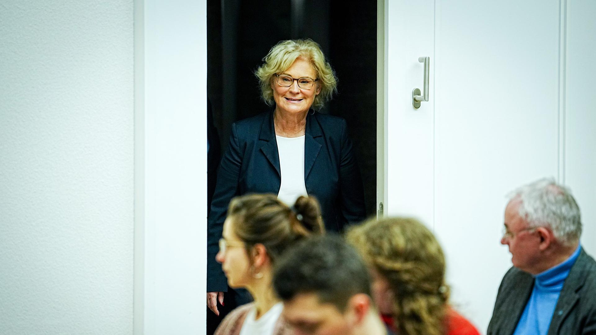 Christine Lambrecht (SPD), Bundesministerin der Verteidigung, kommt zum Pressestatement zu den Pannen beim Schützenpanzer Puma in ihrem Ministerium. Christine Lambrecht (SPD), Bundesministerin der Verteidigung, kommt zum Pressestatement zu den Pannen beim Schützenpanzer Puma in ihrem Ministerium.