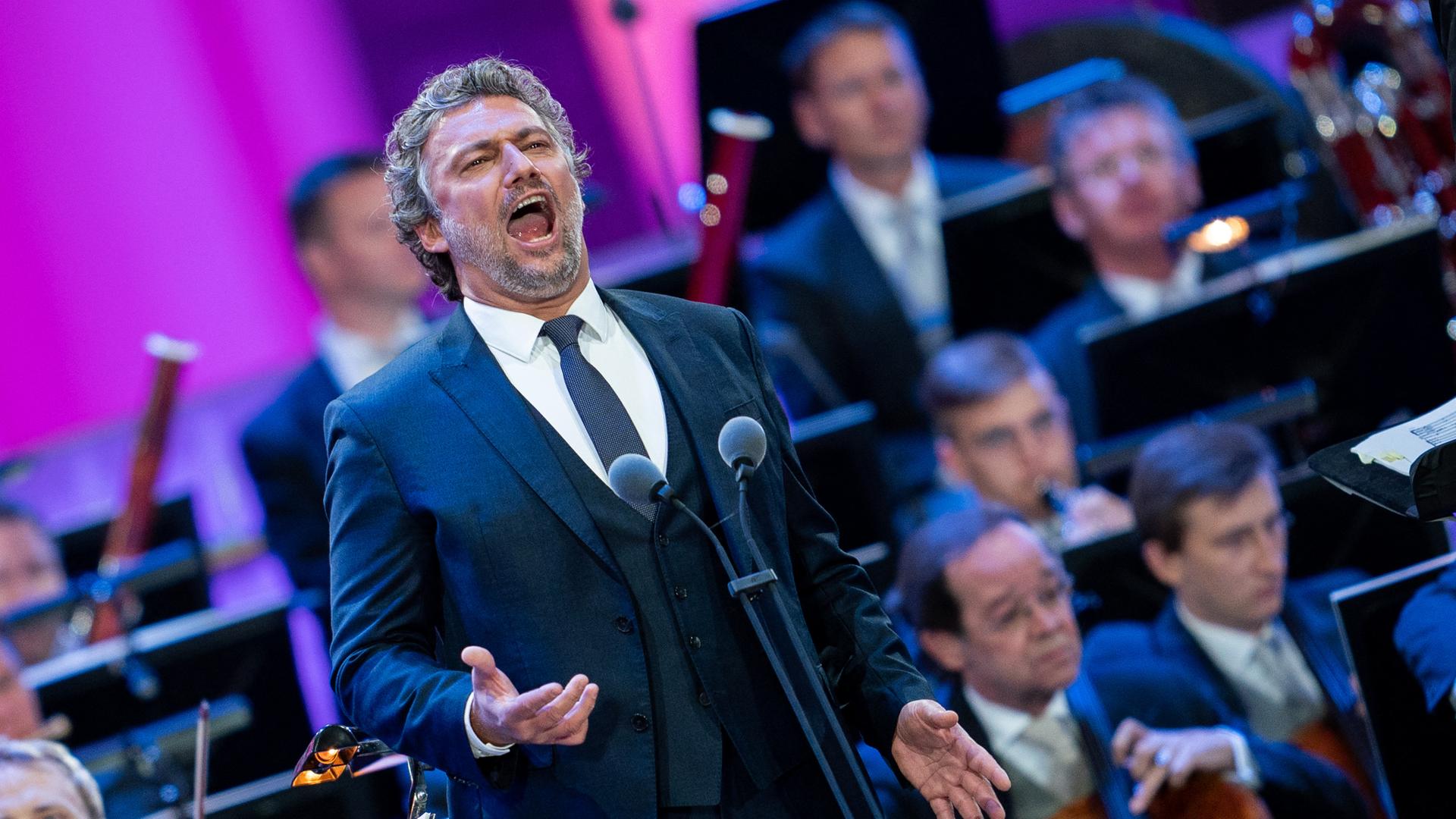 Jonas Kaufmann auf der Bühne mit den Wiener Philharmonikern.