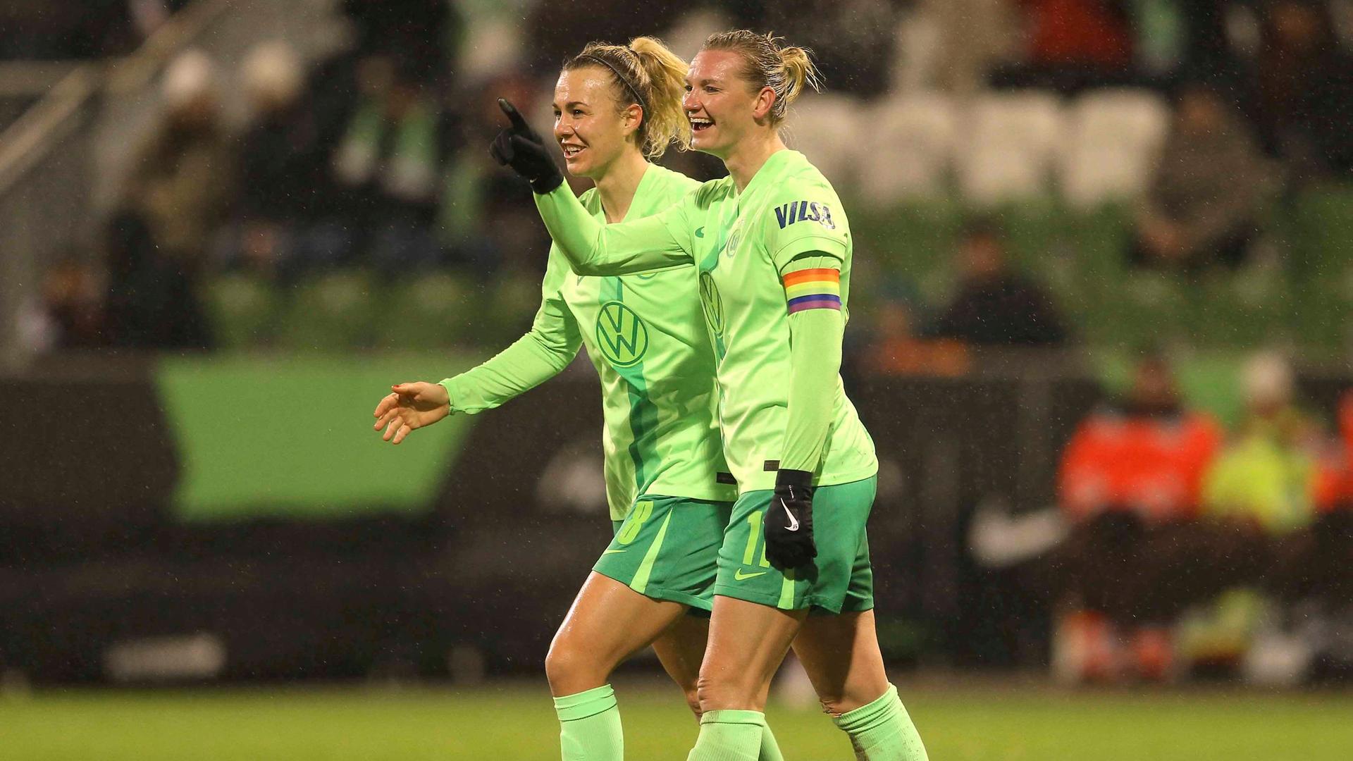 Die Fußballspielerinnen Alexandra Popp und Lena Lattwein jubeln.