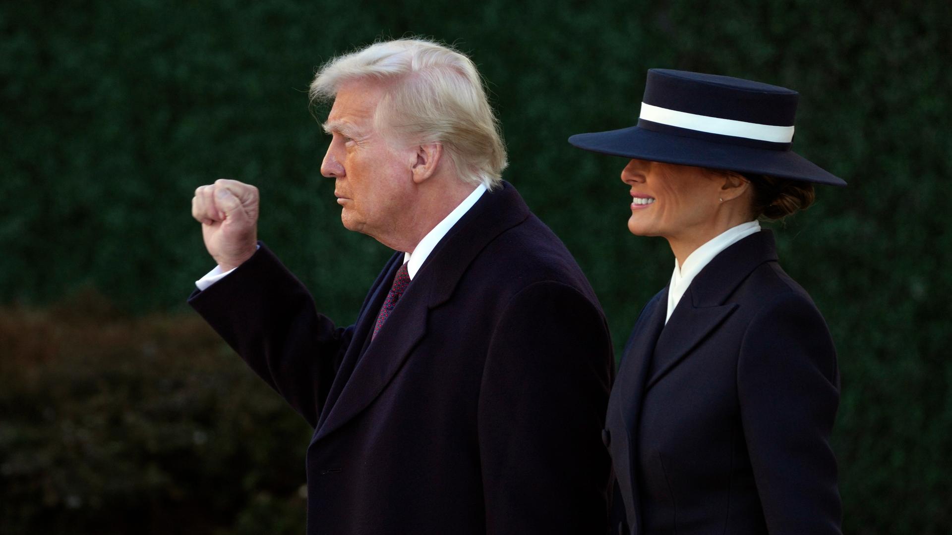 Der designierte Präsident Donald Trump gestikuliert, während er mit seiner Frau Melania nach einem Gottesdienst die St. John's Episcopal Church gegenüber dem Weißen Haus in Washington verlässt. 