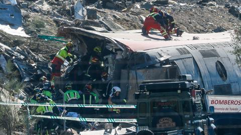 Rettungskräfte sind am Unfallort eines Zugzusammenstoßes zwischen einem Renfe-AVE-Hochgeschwindigkeitszug und einem Iryo-Zug im Einsatz; der Vorfall ereignete sich etwa 150 Kilometer südlich von Madrid, zwischen Urda und Los Yebenes in der Provinz Toledo.